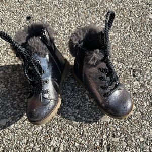 Girls boots with faux fur metallic color
